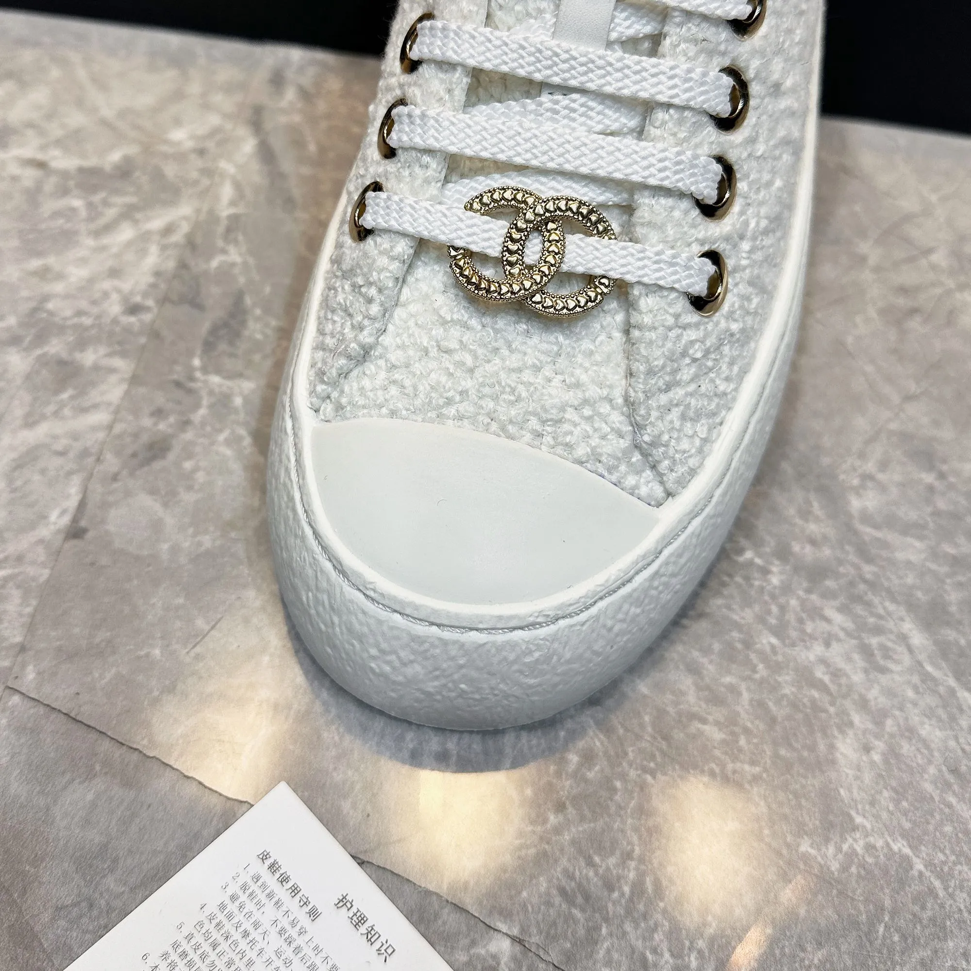 👟👟Ex-factory price 440👟👟 Chanel Chanel - 2024 counter top casual sports shoes This classic design; the upper is electro-embroidered with a variety of craftsmanship; the outsole is fashionable and sporty; it is extraordinary and incorporates a variety of color matching elements... The diversified mix and match is very good-looking and versatile, casual, fashionable, sports and outdoor can be taken into account... ꫛꫀꪝ Go➫ Material: ❶Upper made of: Original imported cowhide ❷Inside made of: original imported breathable sheepskin ❸Outsole based on: original TPU outsole Full set of boutique packaging for women 35–41